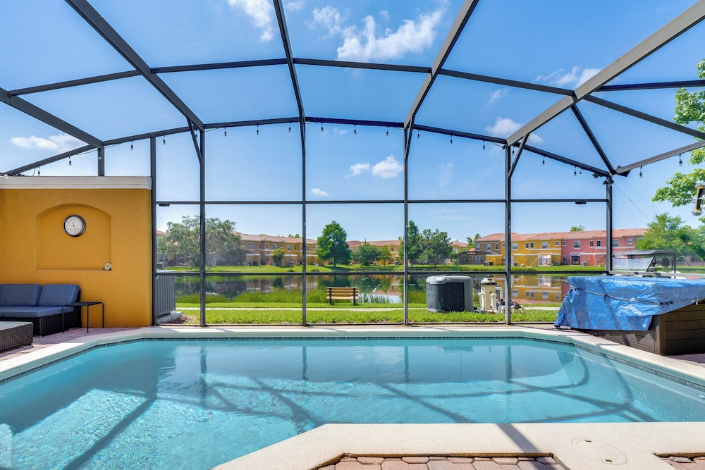 10 Mi to Disney Parks: Resort Retreat w/ Patio
