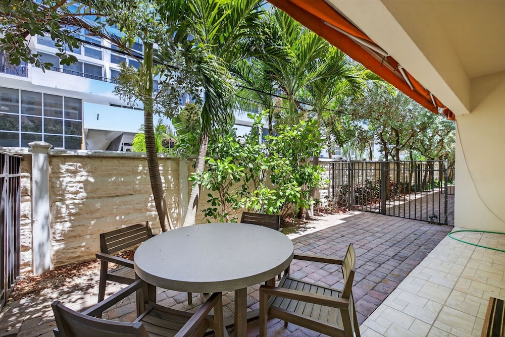 New Daisy Elegance Townhouse Steps From The Beach