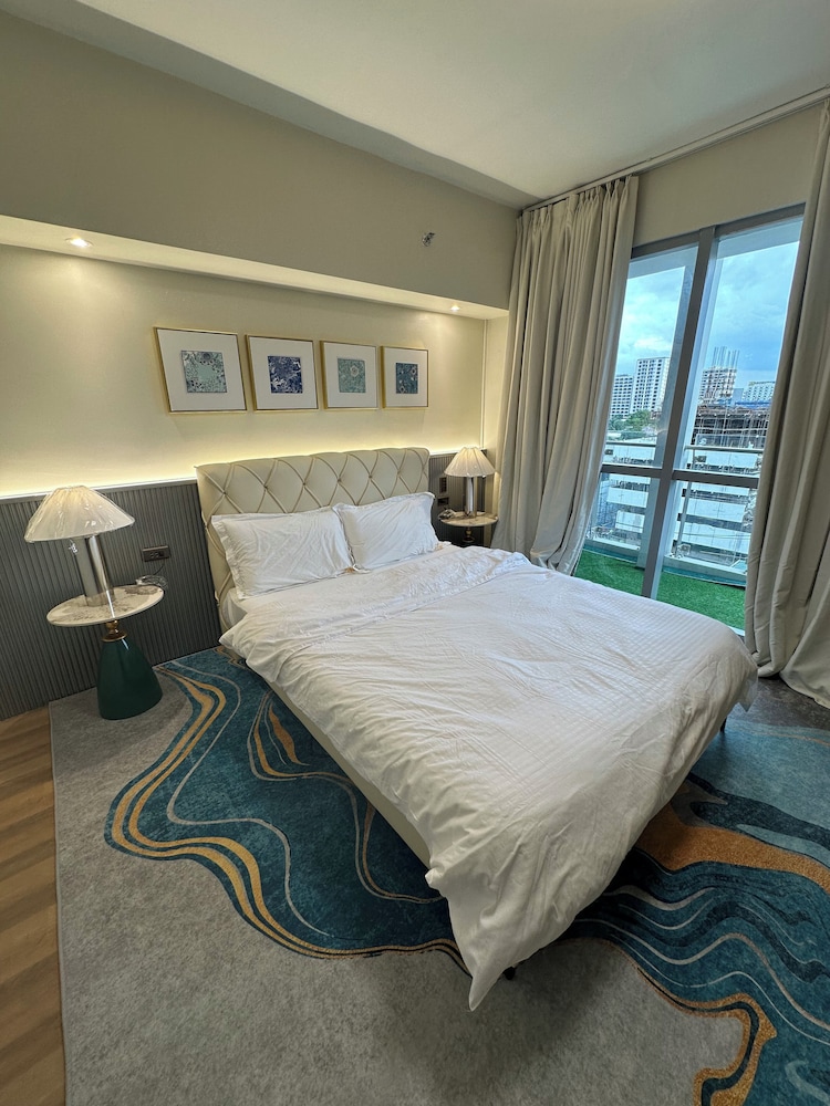 Luxury Penthouse & High-Floor Hotel near City of Dreams, Airport, Okada, and Solaire Casino