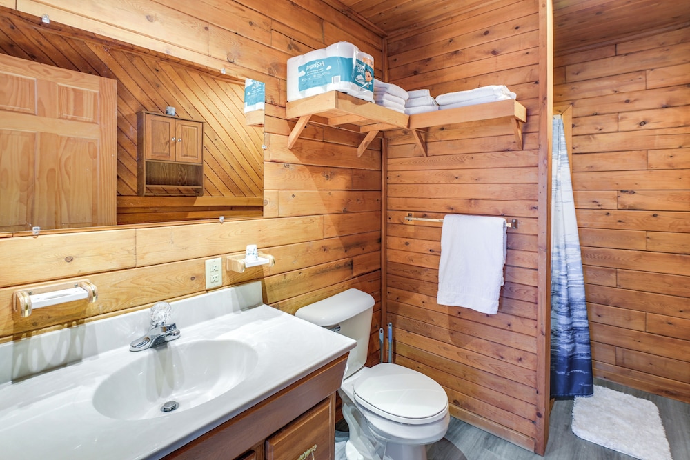 All-season Long Lake Base Camp! Family Cabin