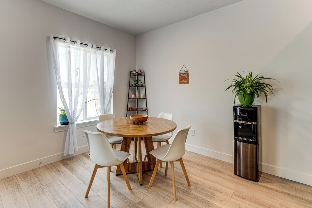 5 Mi to Trails: Townhome in Eagle Mountain
