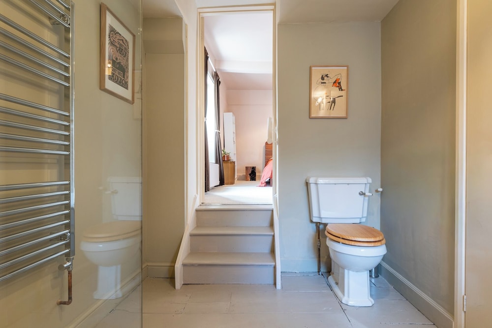Stunning 8-Bedroom Home in Painswick