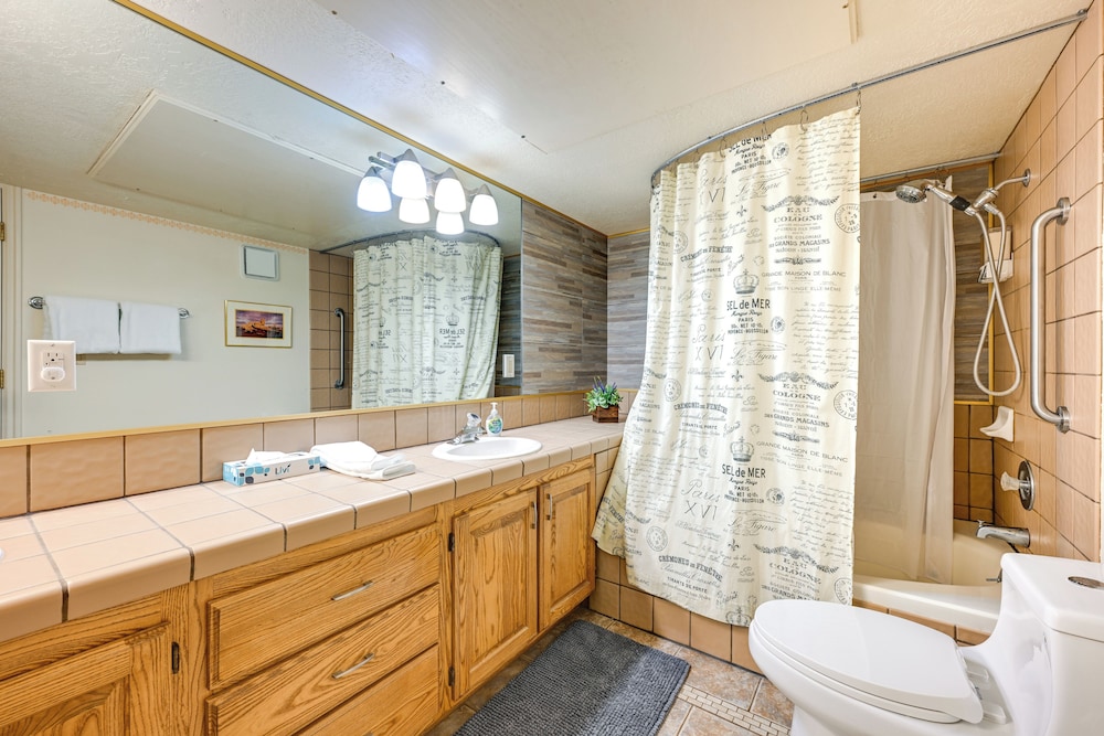 Las Palmas Condo w/ Pool Access in St George!