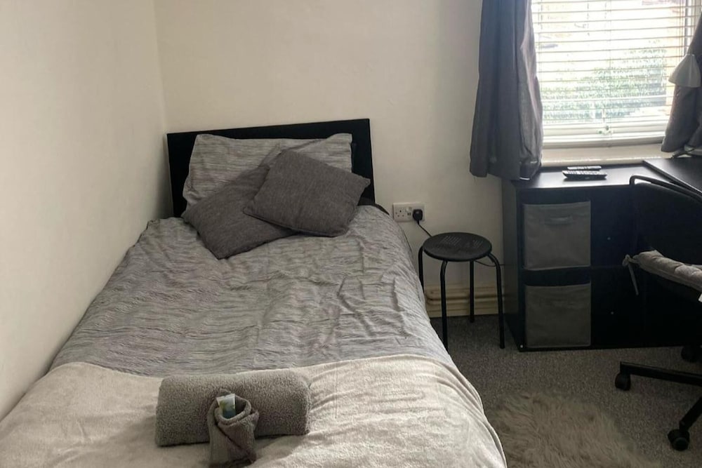 Cosy 2 Bed House - Sleeps 3, Parking & Garden