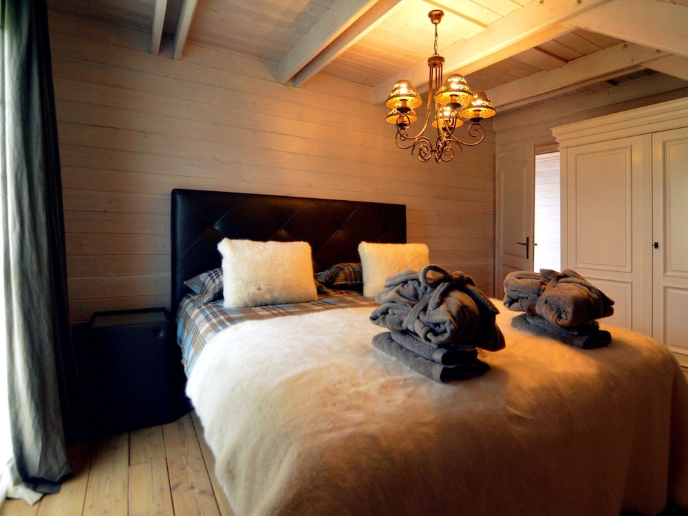 Luxurious Villa with Sauna, Hot Tub, Recreation Room, Large Enclosed Garden view 3