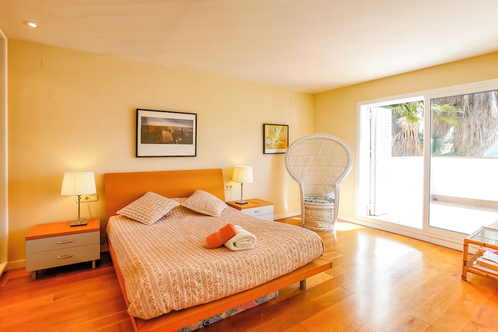 Just 10 Minutes From Sitges, House With Private Garden and Pool-