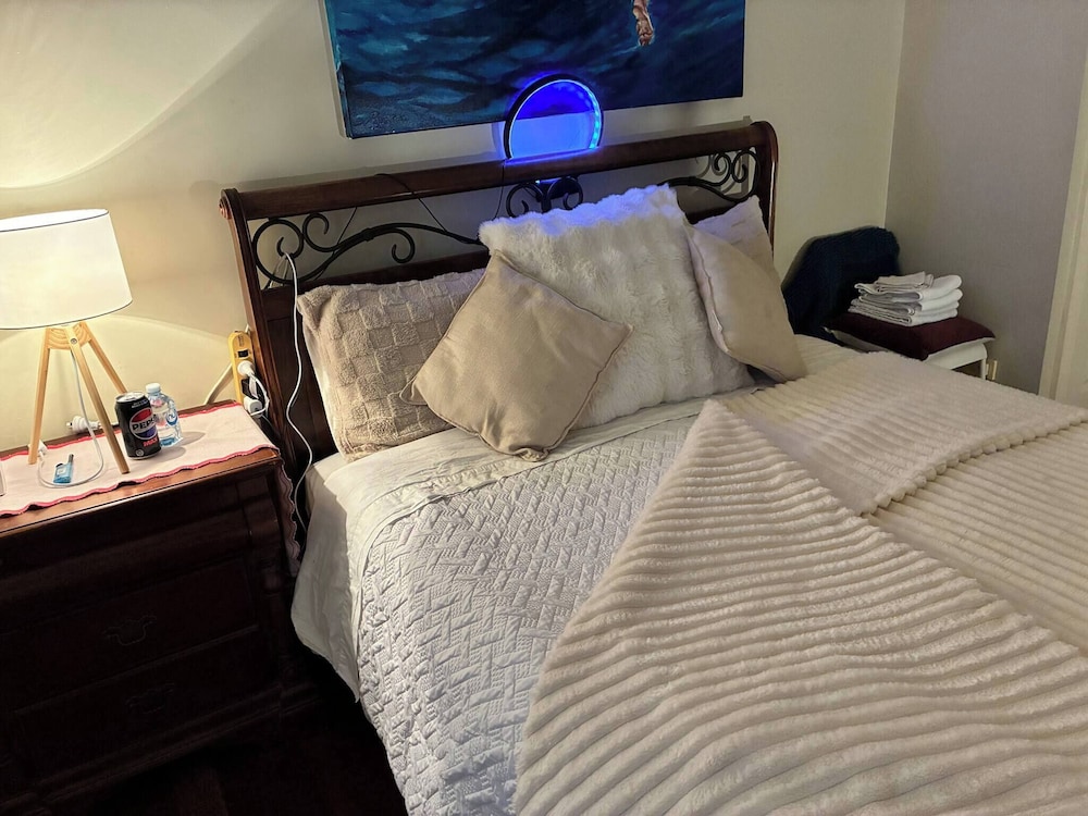 Cozy Tusmore Apartment With Private Garden City View Near Burnside Village Mall
