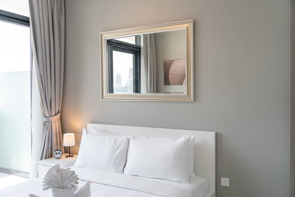Stylish 1-bedroom Apartment With Stunning Canal Views at Business Bay