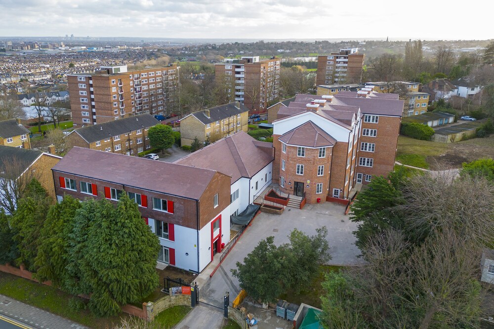 Stylish Studios SOUTHFIELDS STATION