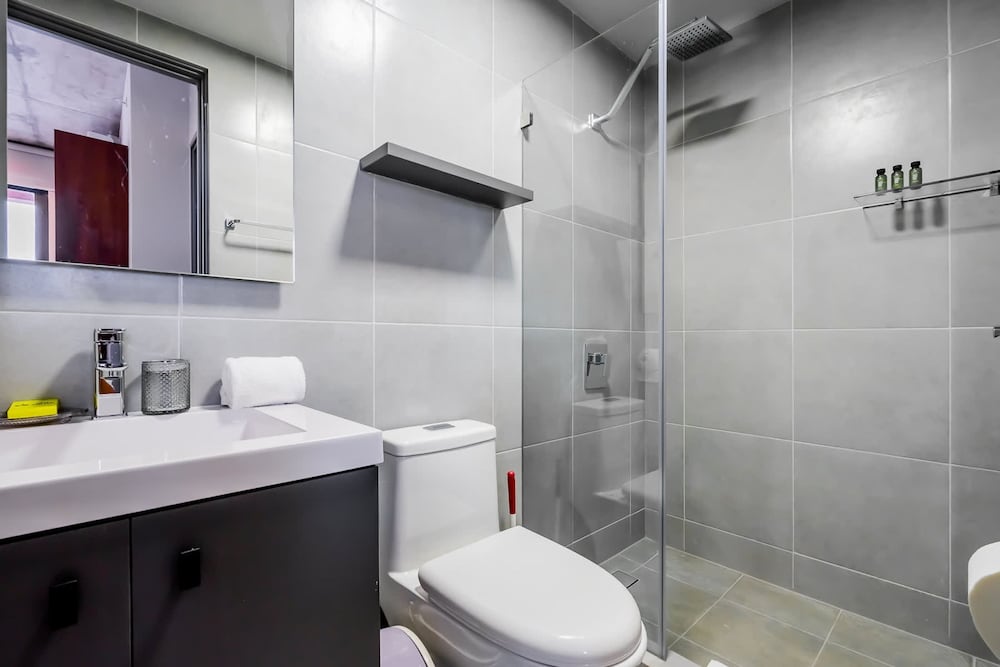 w Stunning 2BR w Great Deco in Centriqo