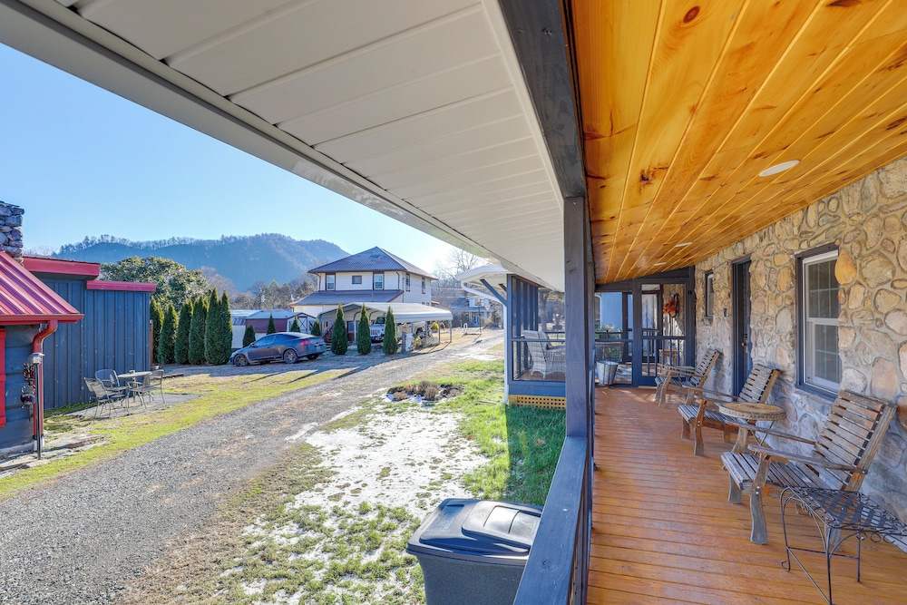 2 Blocks to AT: Mountain View Cabin Unit 2
