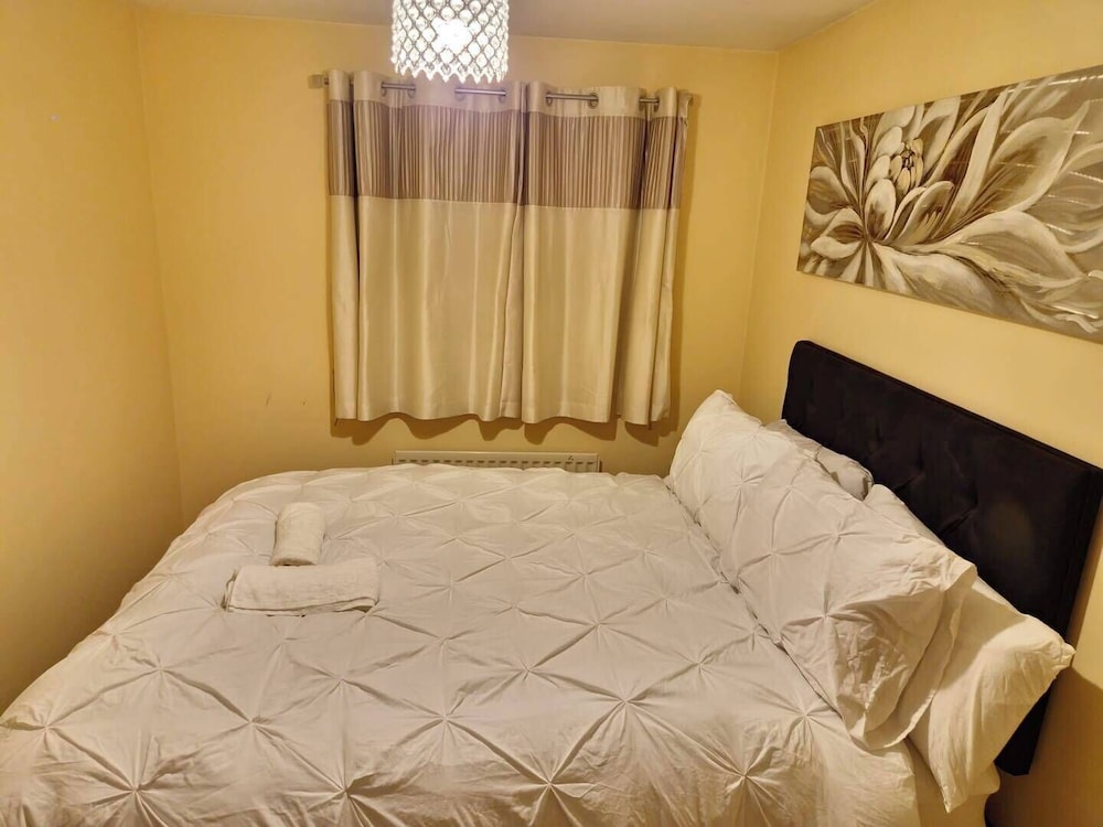 3 Bed House - Sleeps 6 - Parking - Wifi