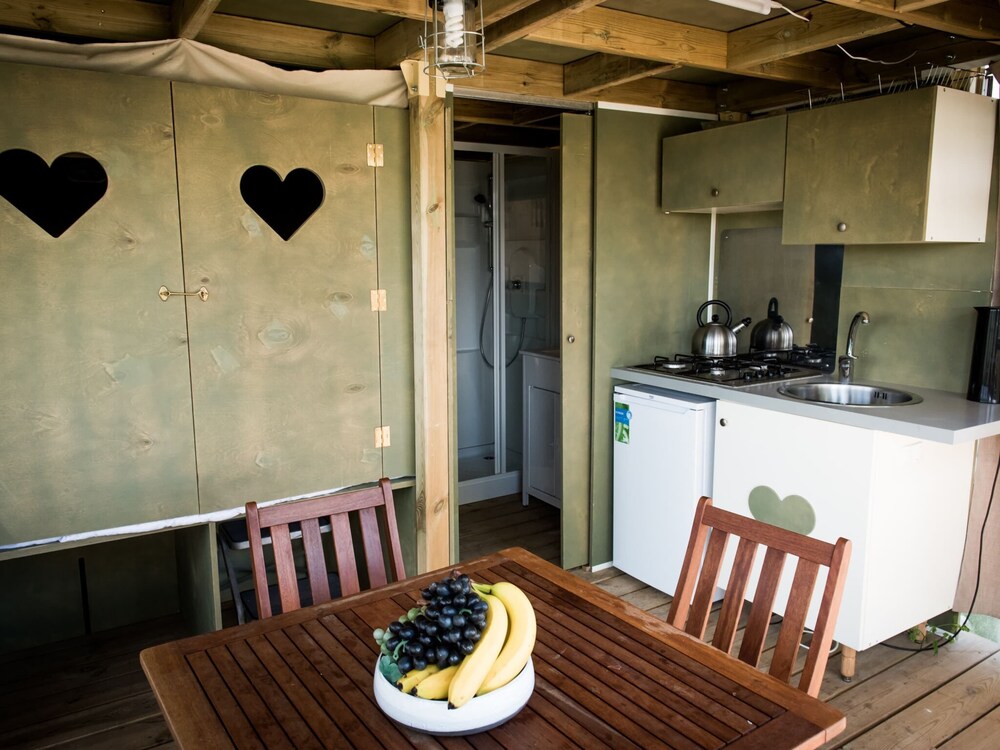 Tent Lodge With Bathroom 16 km From Maastricht
