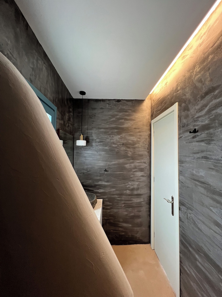 Thronos Suites