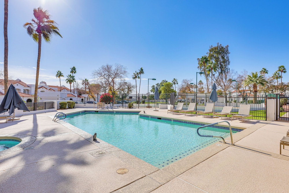 Relax by Pool & Play Tennis: Biltmore Retreat!
