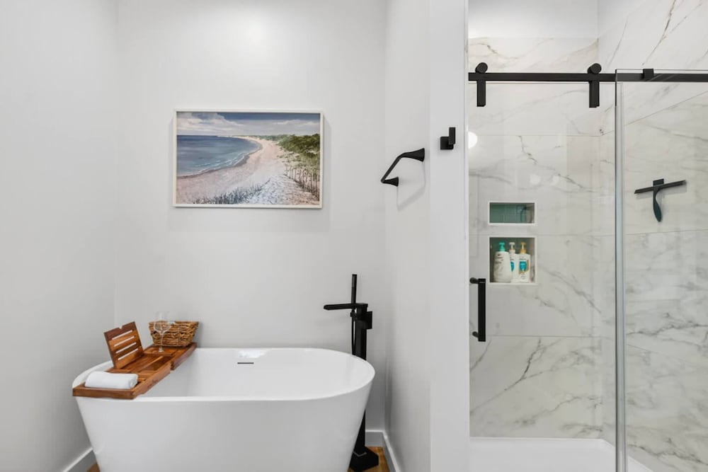 New Listing Luxury House 5 Min Walk to Beach