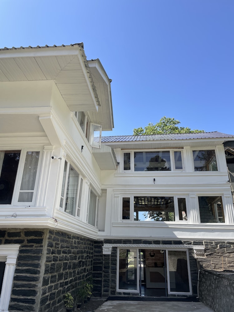 Xenious White House Eco Resort