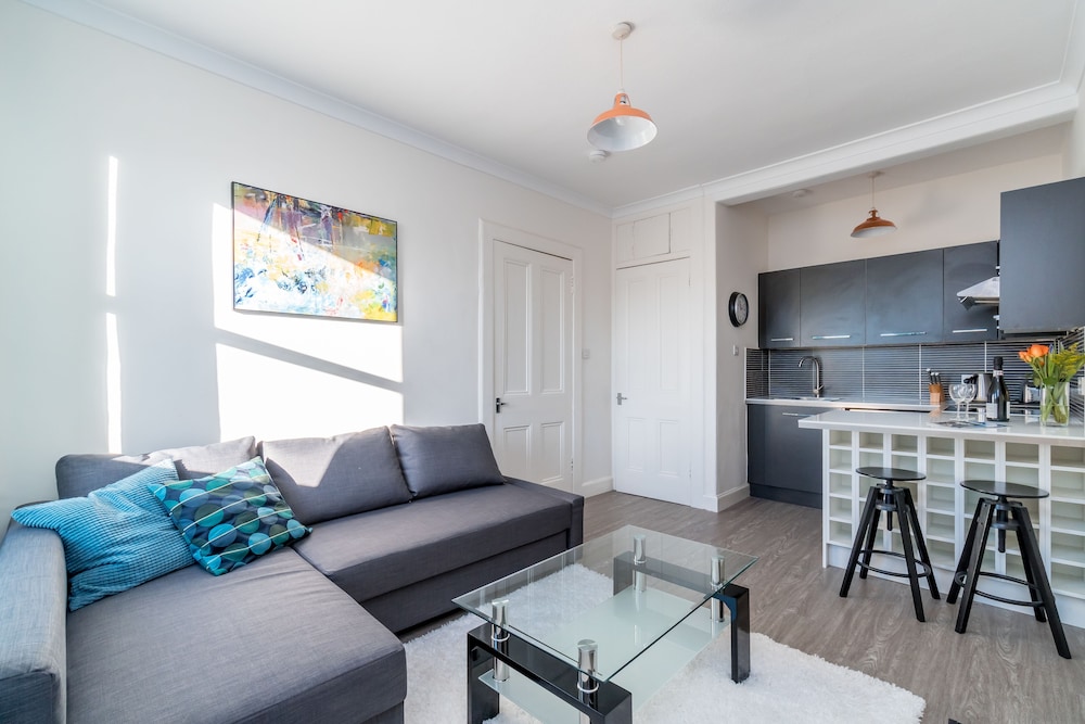 Silver Lining Charming Meadowbank Flat