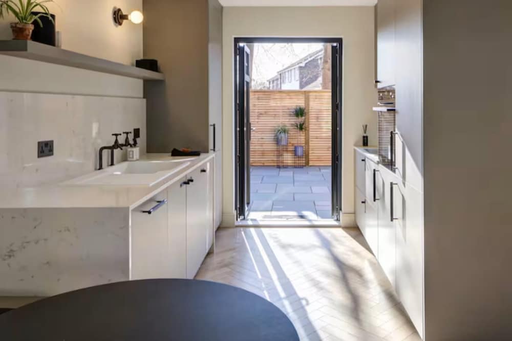 Thames Ditton Apt - Sleeps 6 - Garden & Bbq