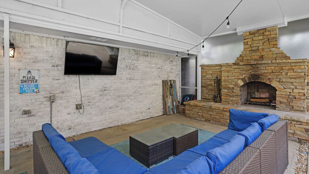 Spacious Retreat w/ Private Pool, Spa, Fireplace + Attraction Tickets!