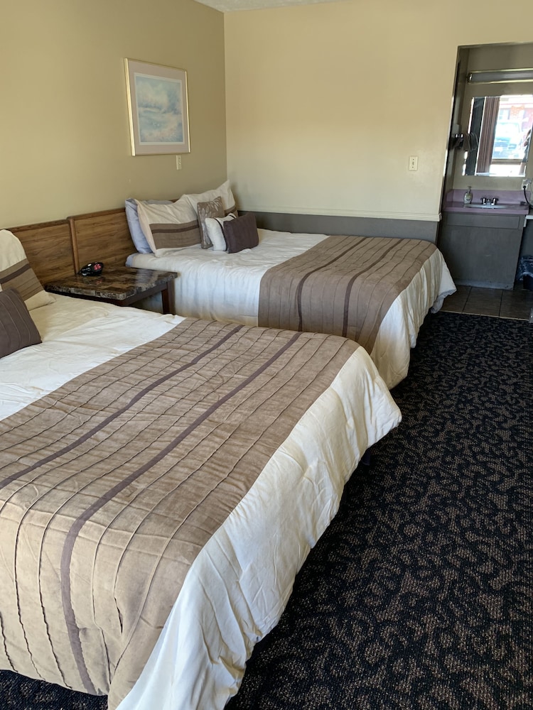 North Platte Vacations - Blue Spruce Motel - Property Image 1