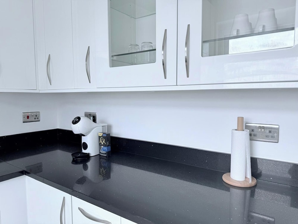 Fountain House-sleeps 5-central Dagenham-parking
