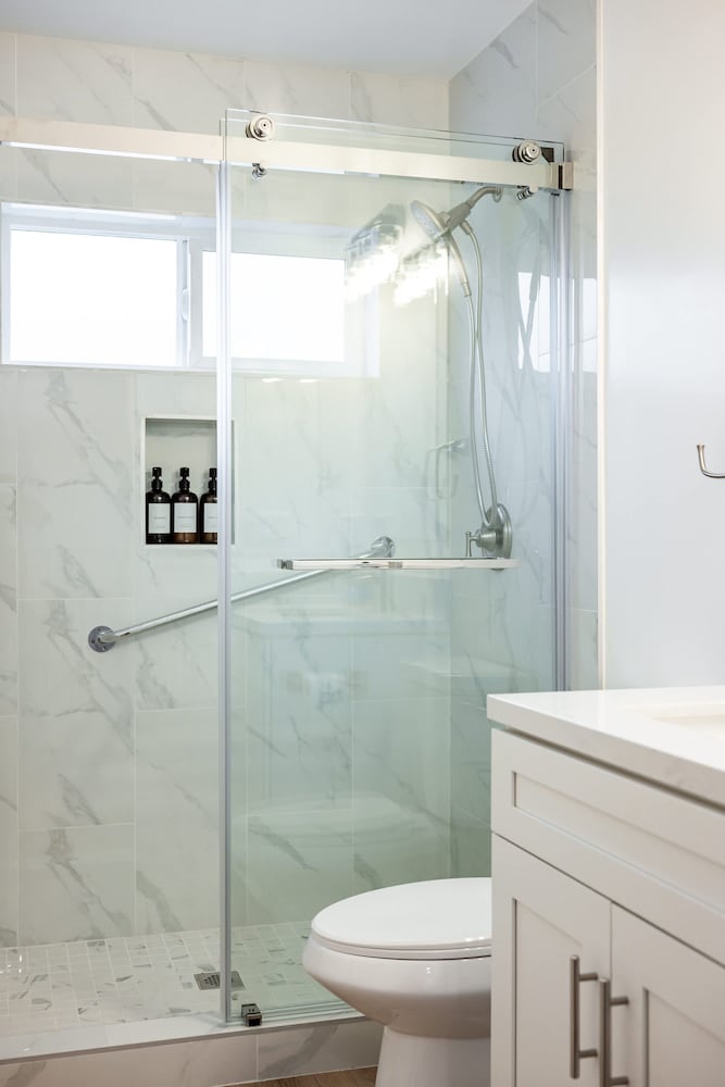 Cozy Modern Stay in Alhambra 30plus Days Welcome