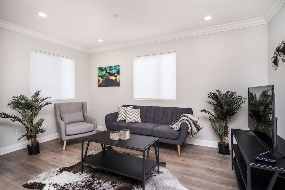 Brand NEW Luxury 3bdr Townhome In Silver Lake