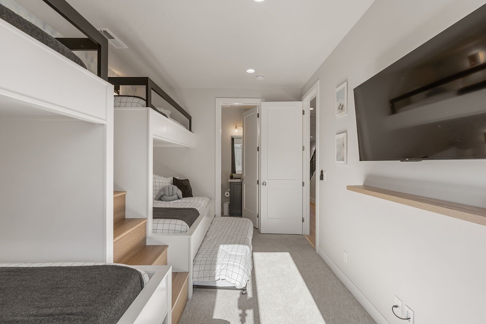 Sandy Cheeks 6 Bedroom Townhouse