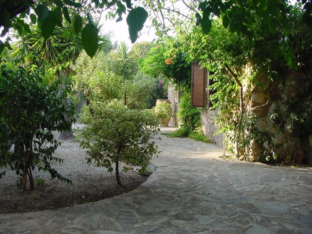Myrties stone houses