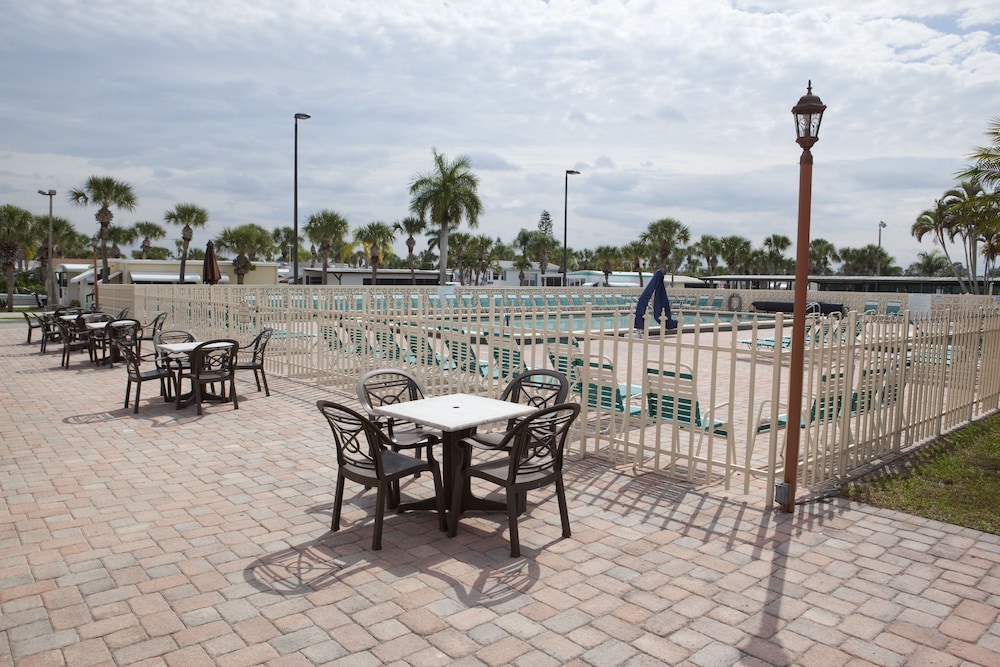 Siesta Bay RV Resort