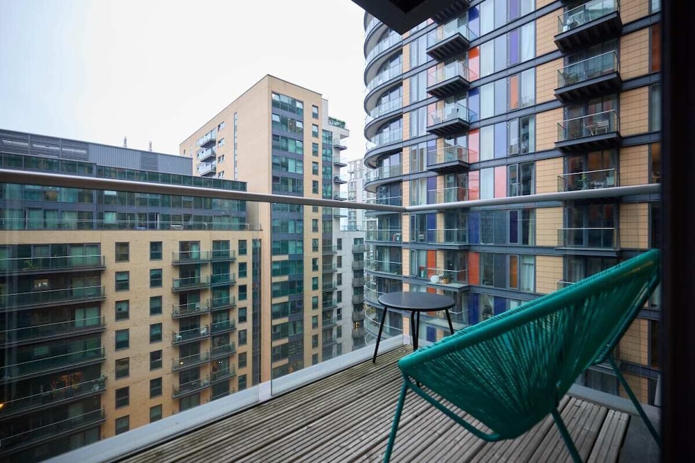 The Millharbour Retreat - Elegant 1bdr Flat With Balconies