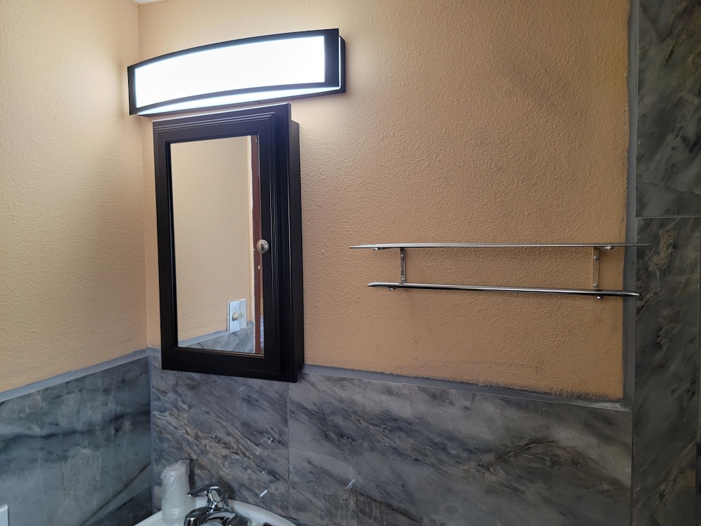 Gainesville Vacations - Budget Host Motel Gainesville - Property Image 7