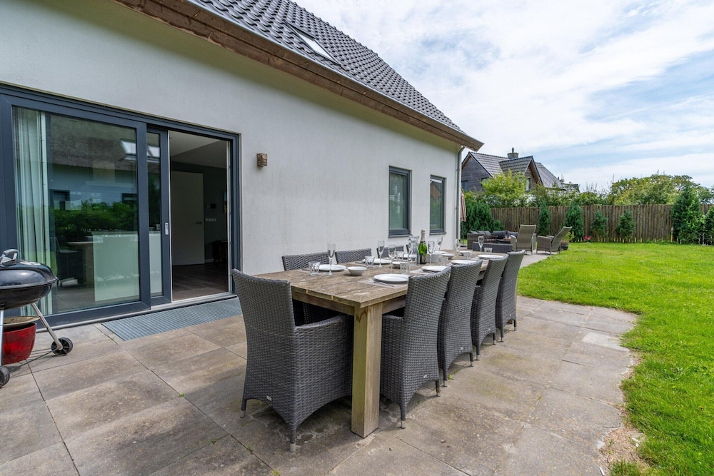 Spacious and Bright 10-person Holiday Villa
