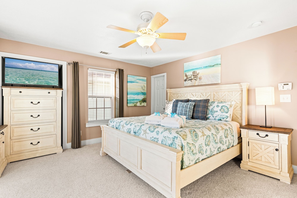 Just Beachy 3BR Dog-friendly Townhouse Near Beaches & Attractions!