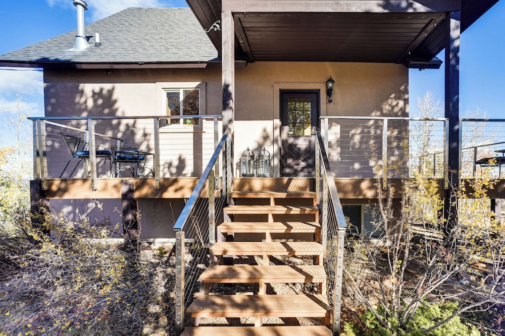 Hot Tub & Peak Views: Cripple Creek Cabin
