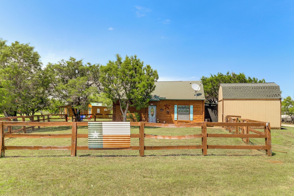 1 Mi to Lake: Pet-friendly Cabin in Strawn