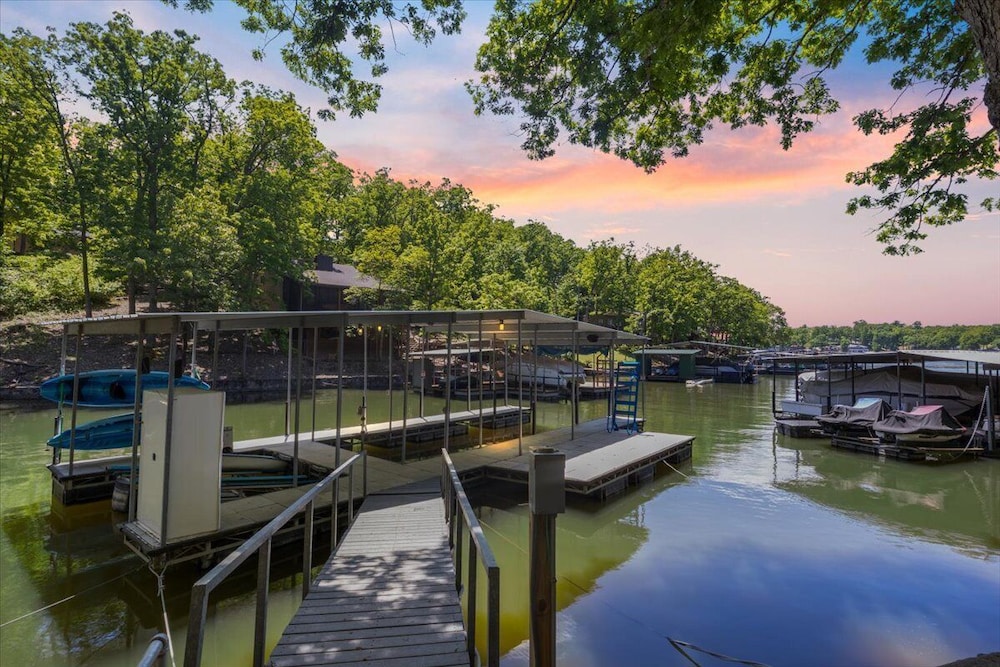 Stunning Views of the 7.5mm, Private Dock, Spacious Decks, Kayaks & More!