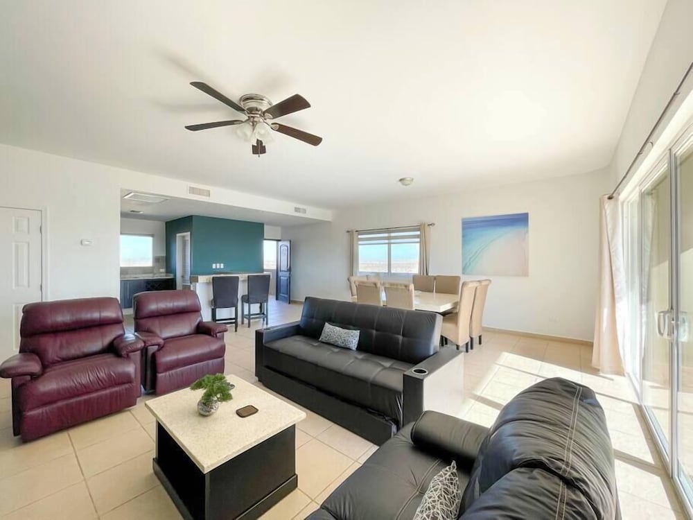 Cozy Condo With Beach Pool Access