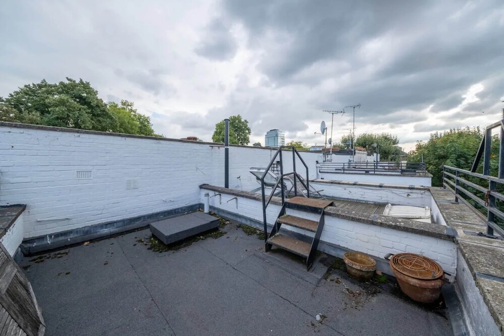 Lovely 2 Bedroom Apartment With Great Transport Links