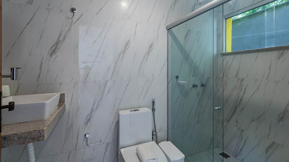 Casa Pet-friendly em Cond com Piscina e 5 Su tes