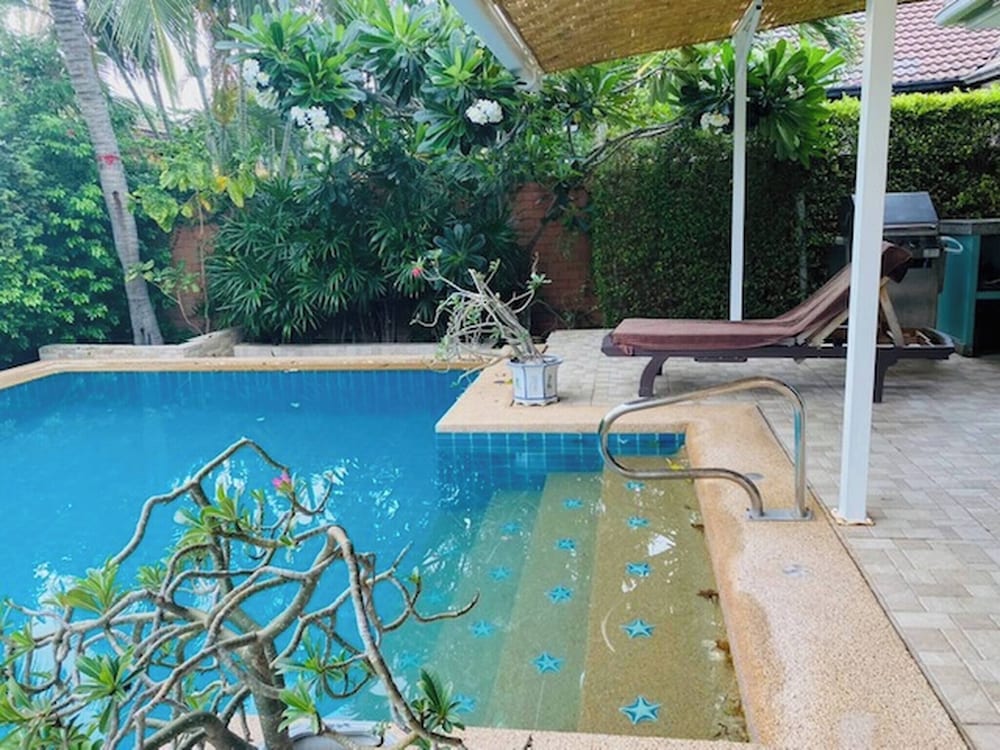 Hidden Villa Oasis Private Pool 2km to Beach&mall