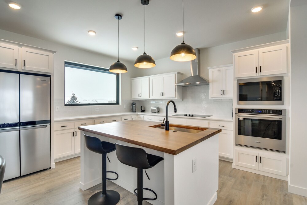 2 Mi to Granby Ranch: Home w/ Mountain-view Deck!