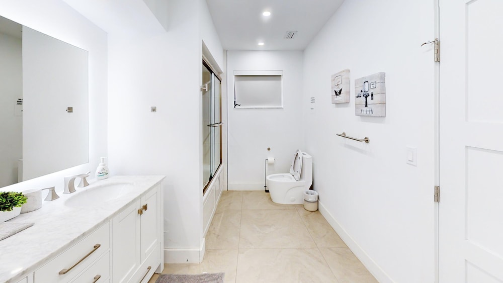 Villa Shapira 6BR Luxurious Designer Home With Heated Pool