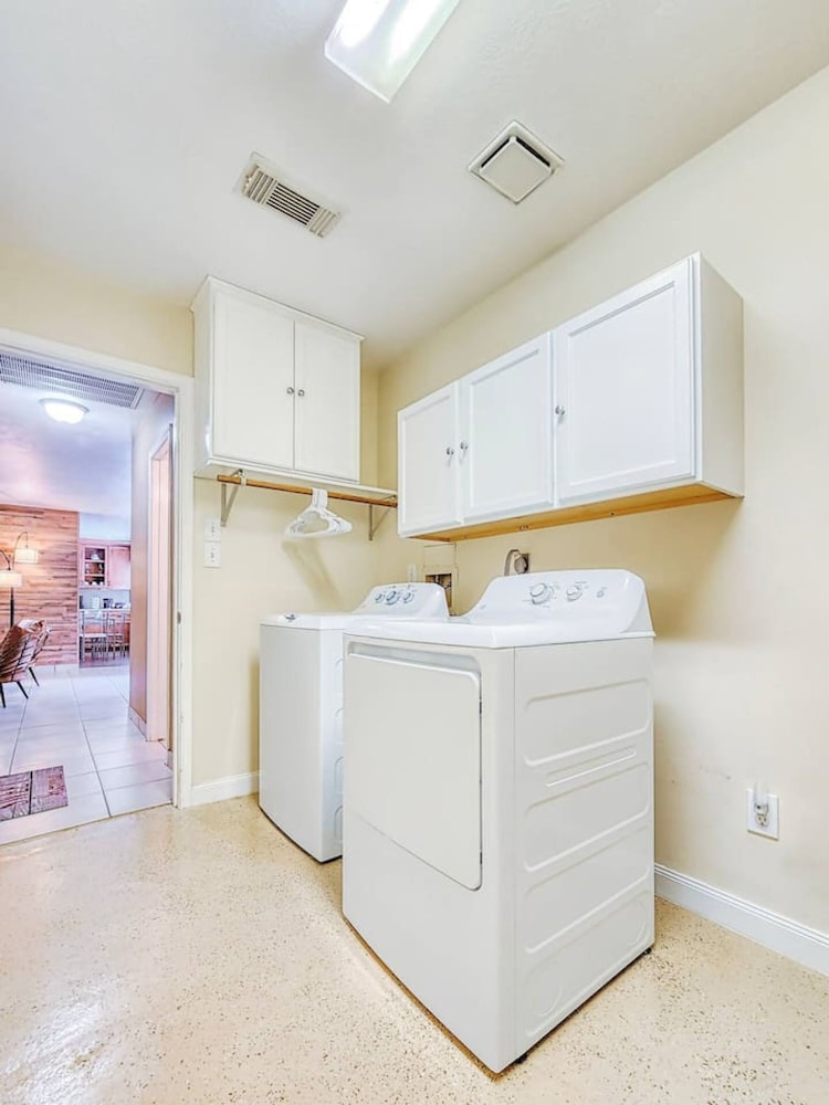 Katy Oasis w Game Room