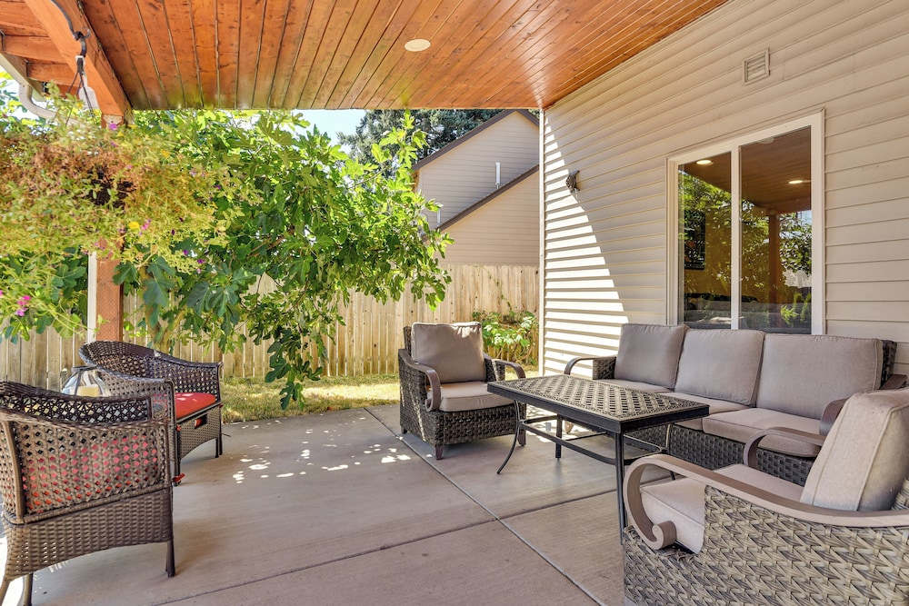 Private Outdoor Space 9 Mi to Downtown Vancouver!
