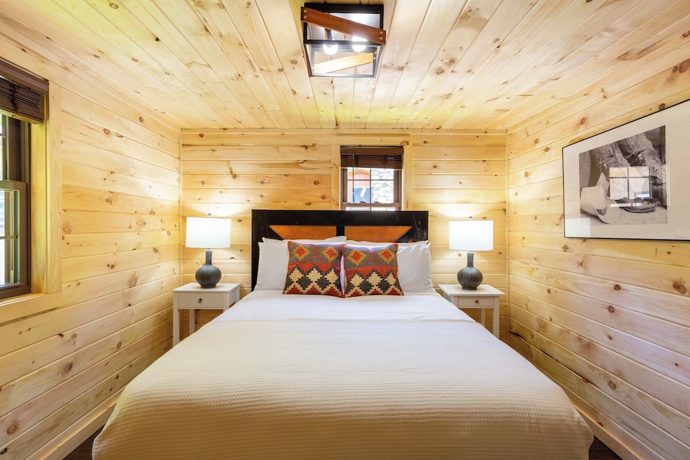 2 Mi to Dtwn: Spacious Gatlinburg Home w/ Hot Tub!