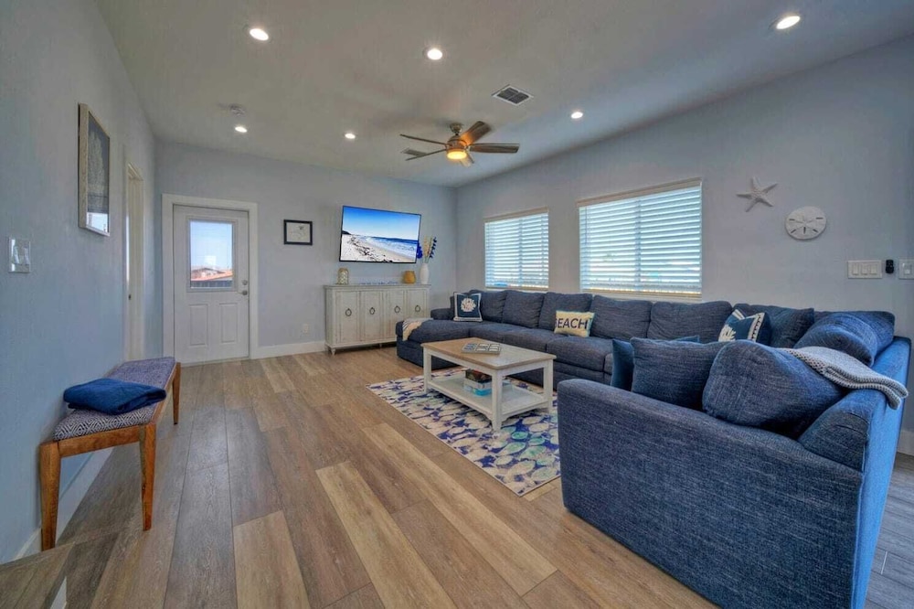 Sleeps 22! 2 Homes Priv Pool, Putting Green, Bar, Deck, Prime Port A Location
