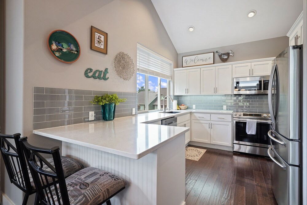 Village 62 Gorgeous Remodeled Townhouse with Firepit on the Backyard by RedAwning view 5