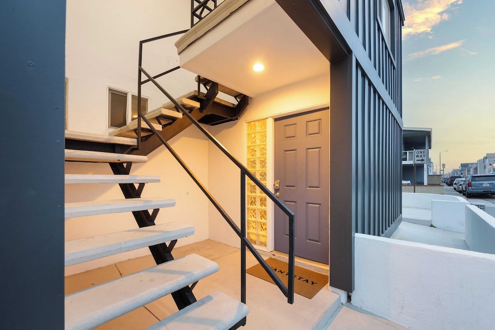 Sandy by Avantstay Oceanview, Steps to Beach Patio w/ Fire Pit + Dining Area